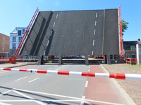 850675 Gezicht op de openstaande David van Mollembrug over de Vecht te Utrecht, vanaf de Draaiweg.
